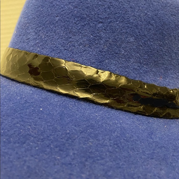 Elegant Blue Wide-Brim Hat with Black Textured Band - Picture 3 of 5